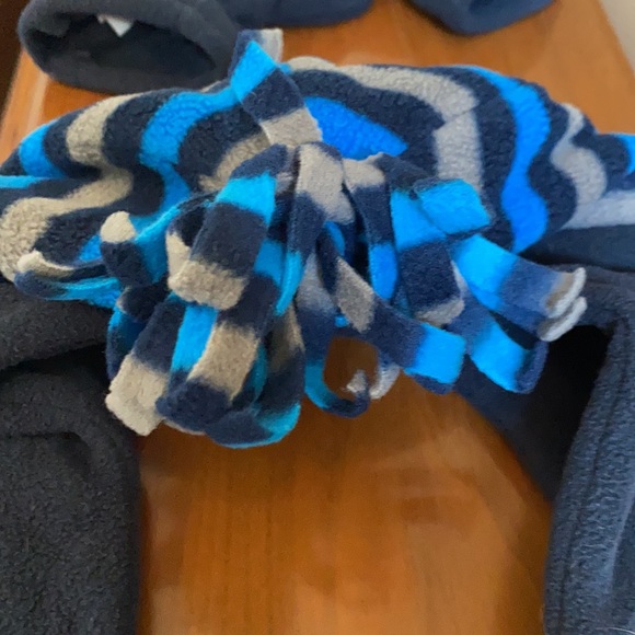 Old Navy hat and mitten set - Picture 5 of 6